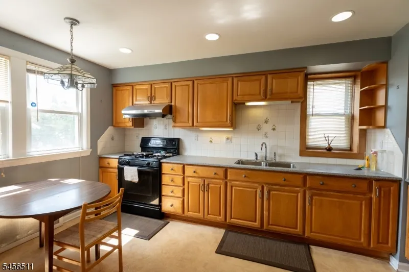 30 Carnation St Bergenfield, NJ 07621