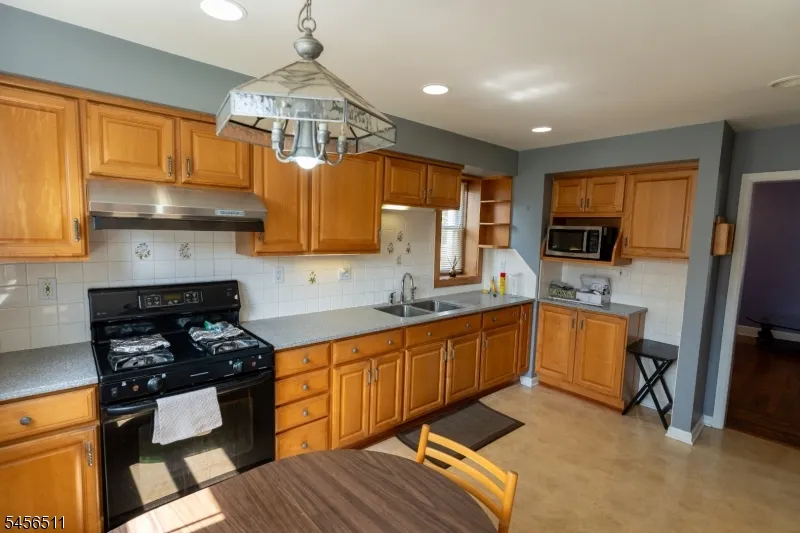30 Carnation St Bergenfield, NJ 07621