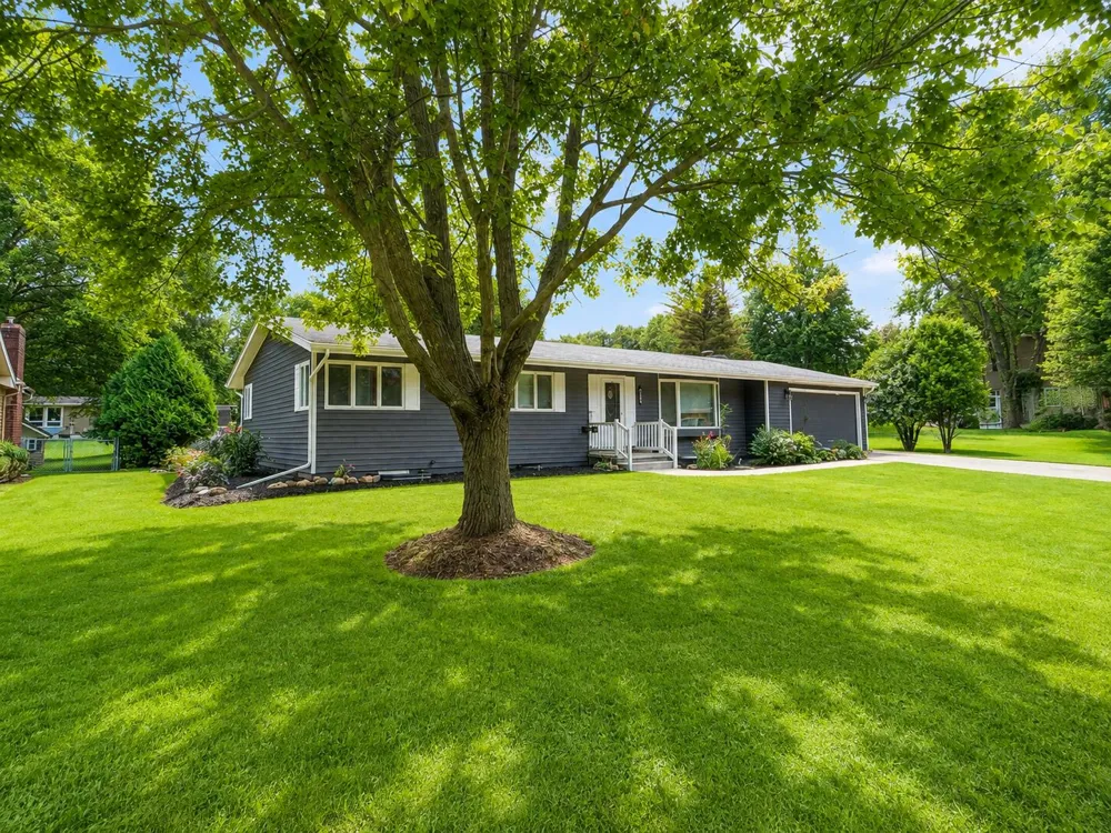 553 East Drive Marshall, MI 49068
