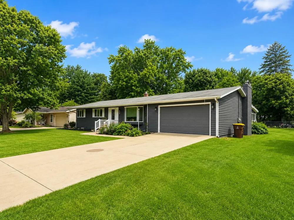 553 East Drive Marshall, MI 49068