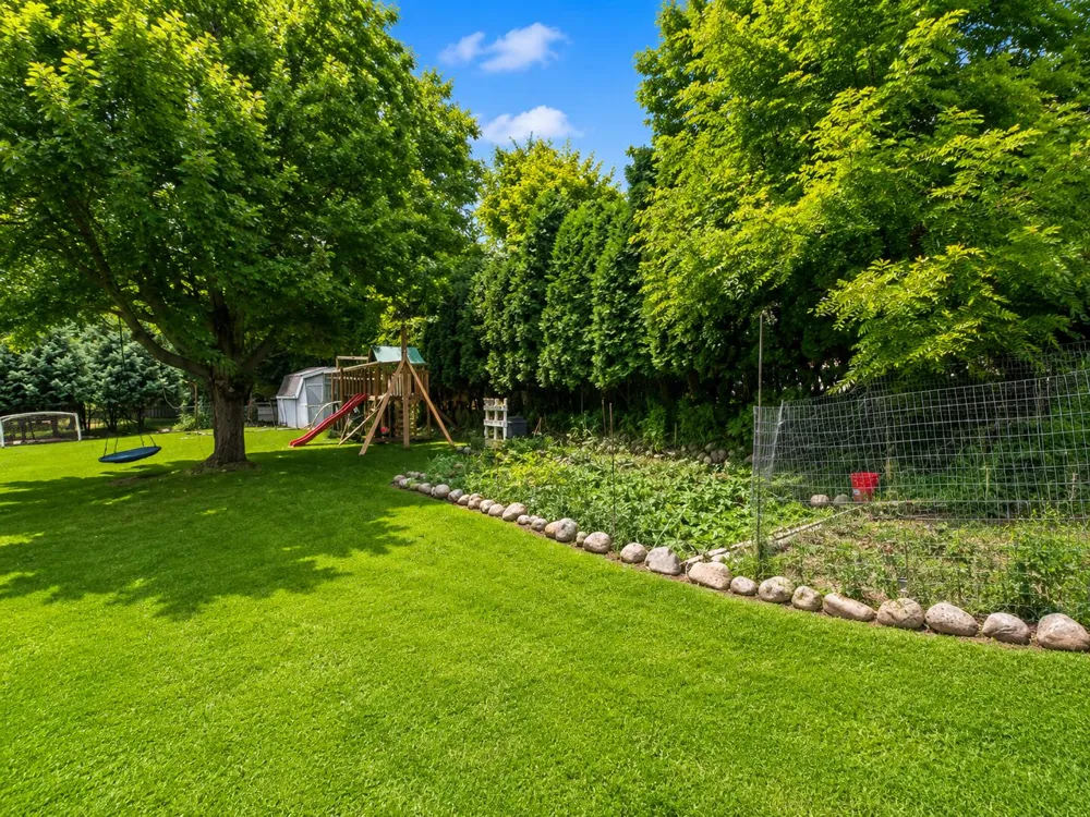 553 East Drive Marshall, MI 49068