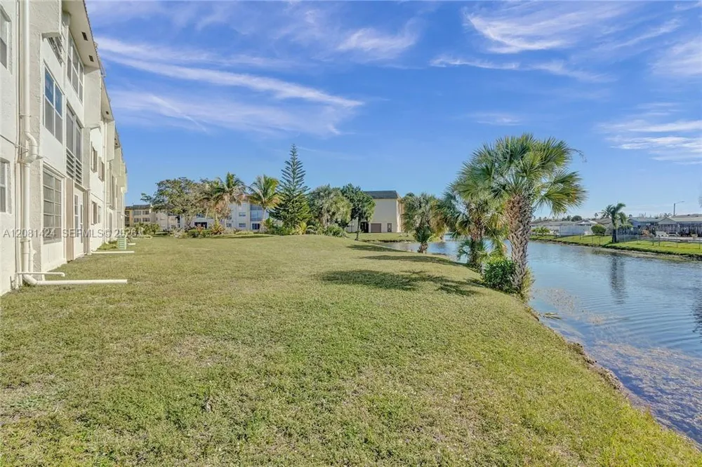8325 Sunrise Lakes Blvd #212 Sunrise, FL 33322