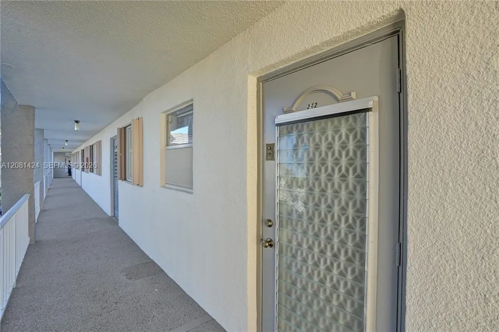 8325 Sunrise Lakes Blvd #212 Sunrise, FL 33322