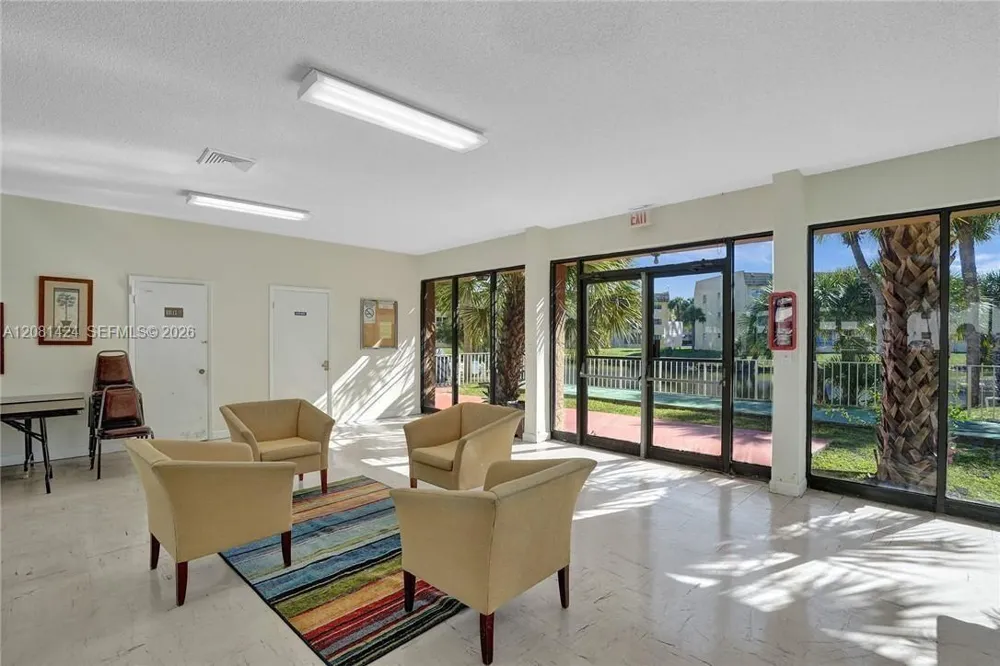 8325 Sunrise Lakes Blvd #212 Sunrise, FL 33322