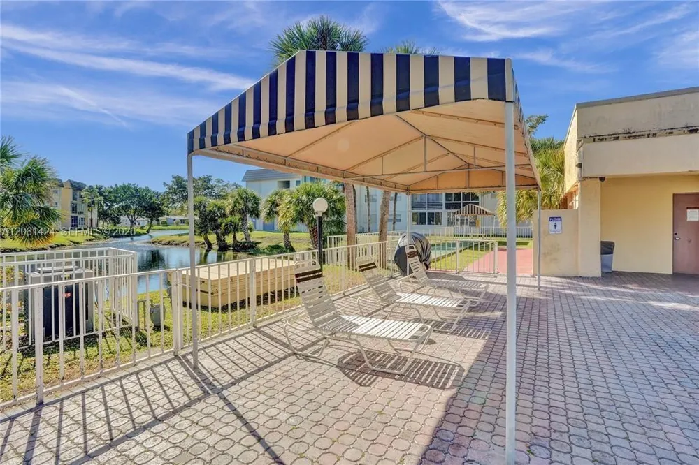 8325 Sunrise Lakes Blvd #212 Sunrise, FL 33322
