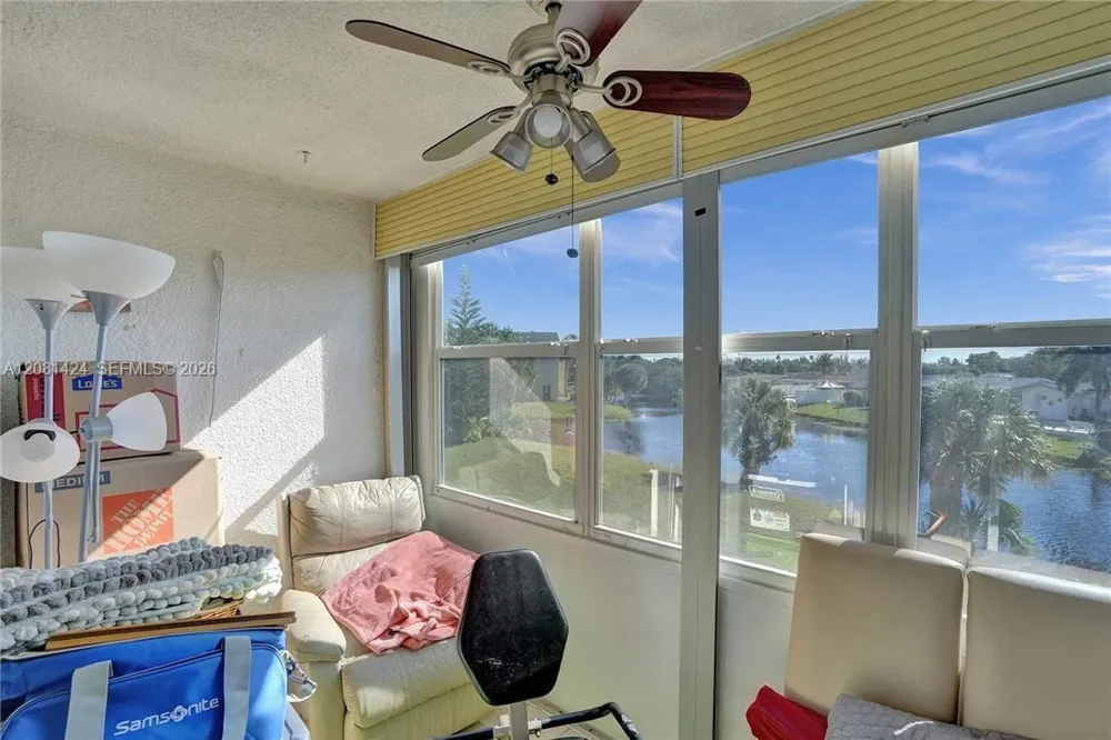 8325 Sunrise Lakes Blvd #212 Sunrise, FL 33322