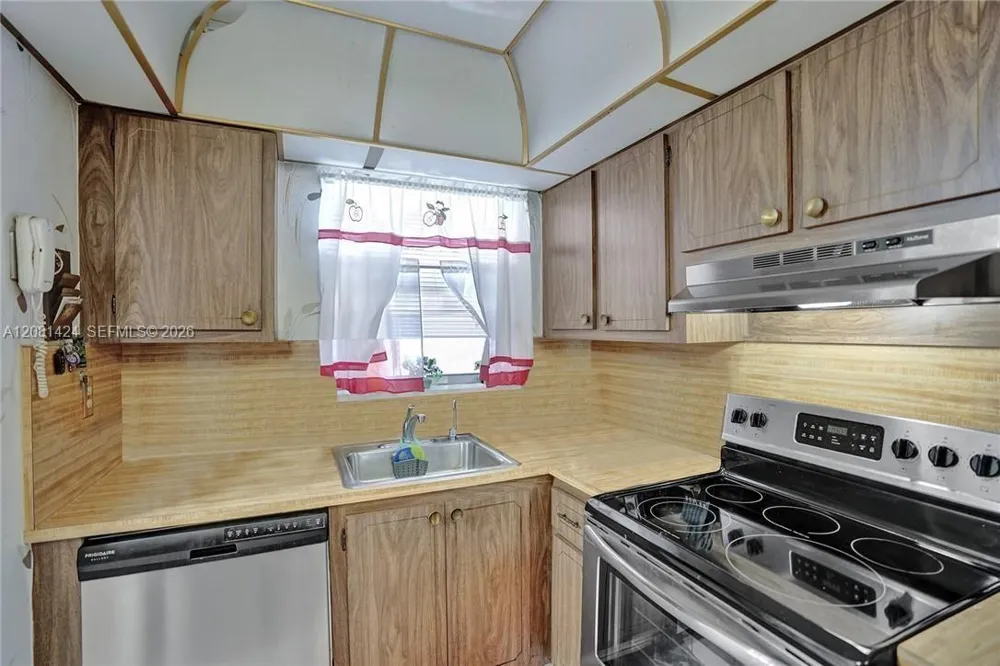 8325 Sunrise Lakes Blvd #212 Sunrise, FL 33322