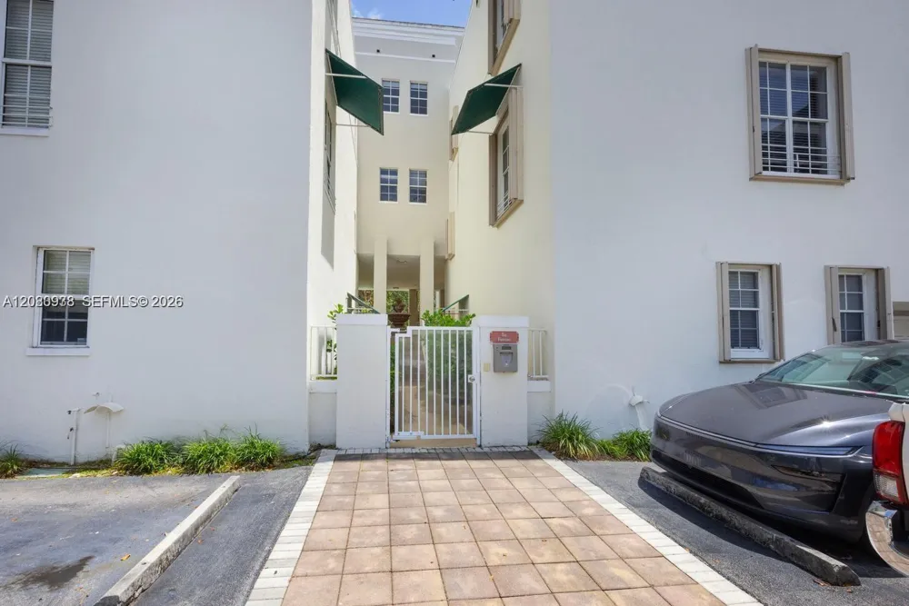 5801 SW 74th Ter #3 South Miami, FL 33143