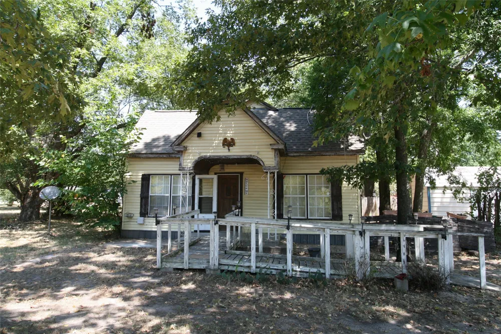 605 E Pine Edgewood, TX 75117