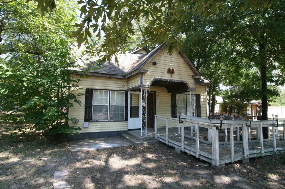 605 E Pine Edgewood, TX 75117