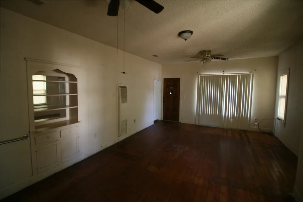 605 E Pine Edgewood, TX 75117