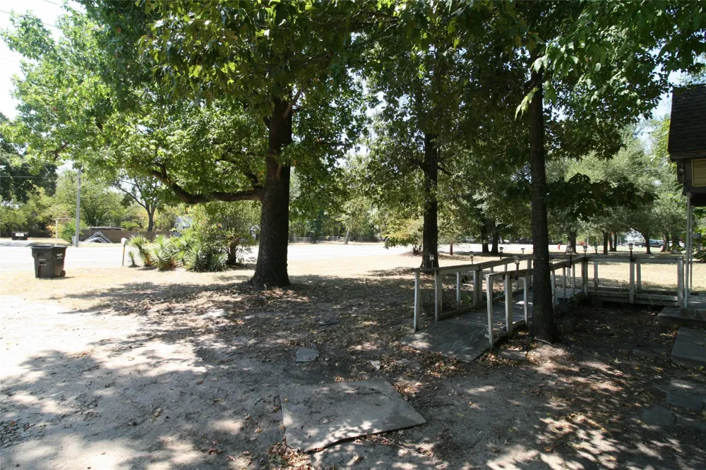 605 E Pine Edgewood, TX 75117