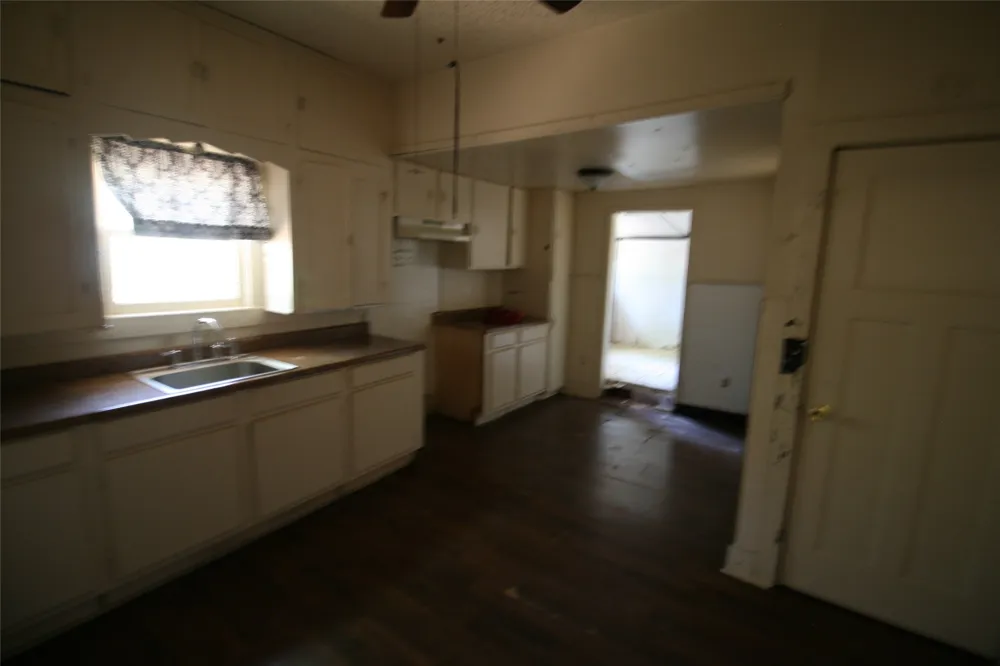 605 E Pine Edgewood, TX 75117