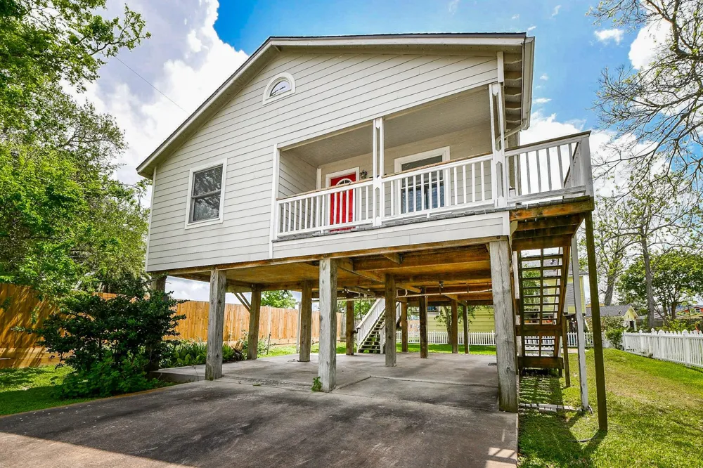 704 6th Street Kemah, TX 77565