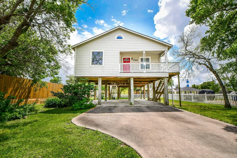 704 6th Street Kemah, TX 77565