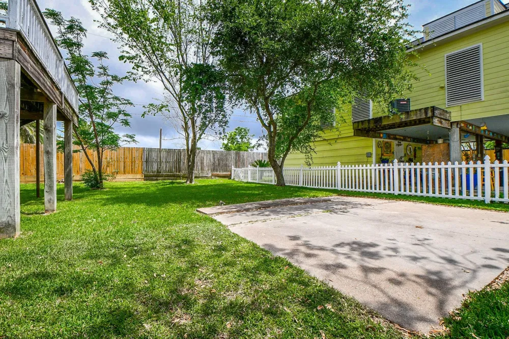 704 6th Street Kemah, TX 77565