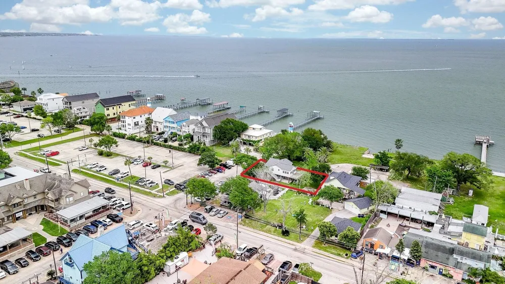704 6th Street Kemah, TX 77565