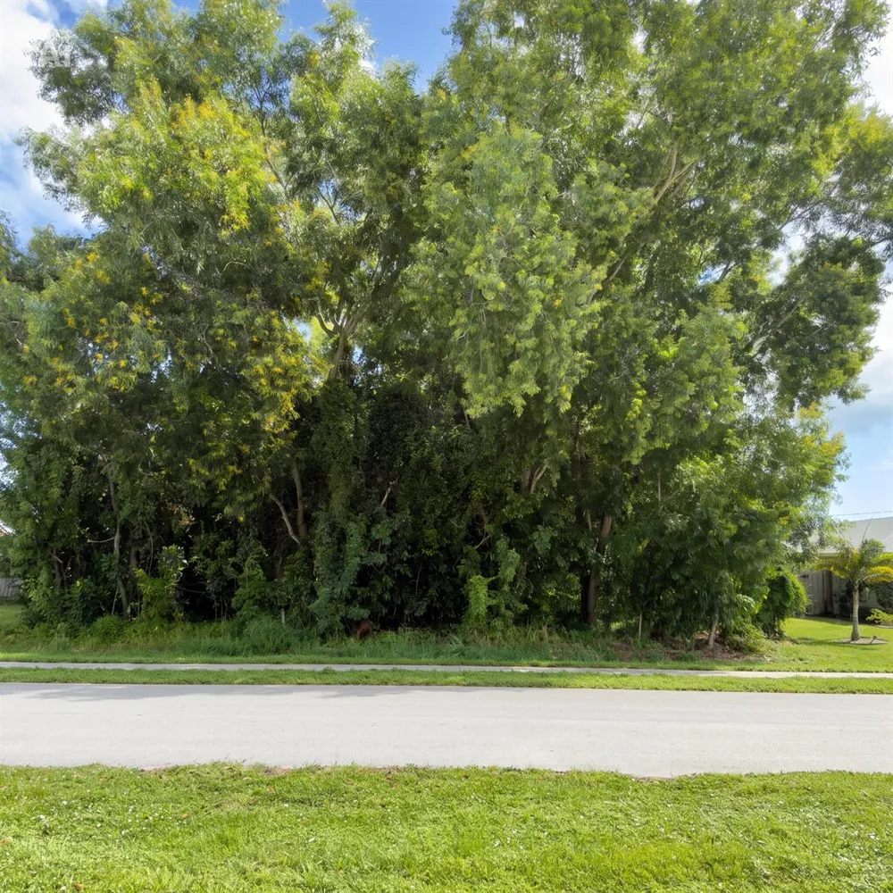 2209 SE FRIENDSHIP STREET Port St. Lucie, FL 34952
