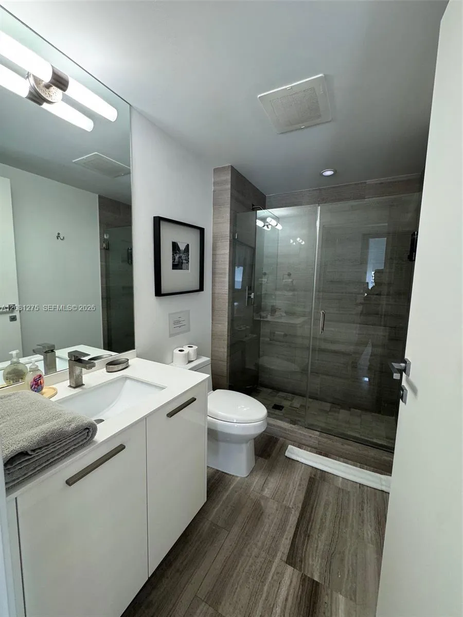 1300 Brickell Bay Dr #2610 Miami, FL 33131