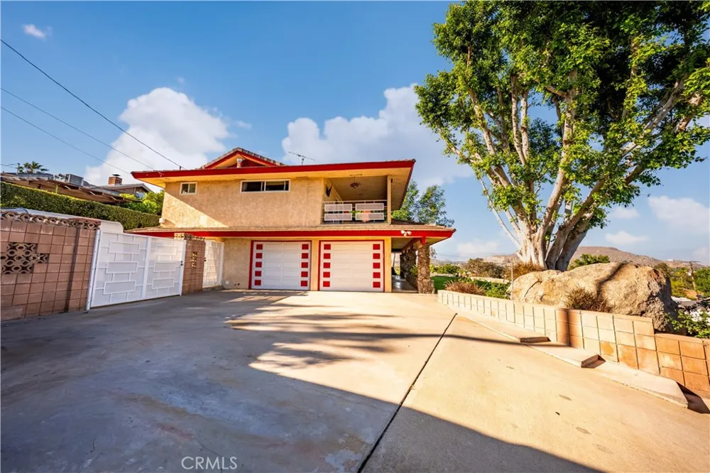 5425 Golden West Riverside, CA 92509