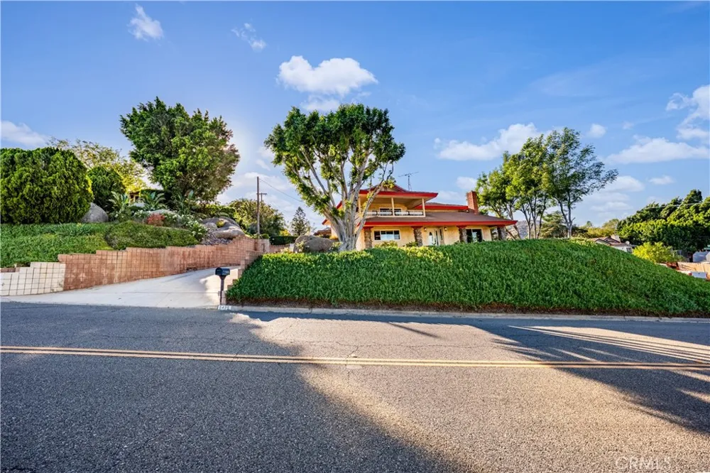 5425 Golden West Riverside, CA 92509