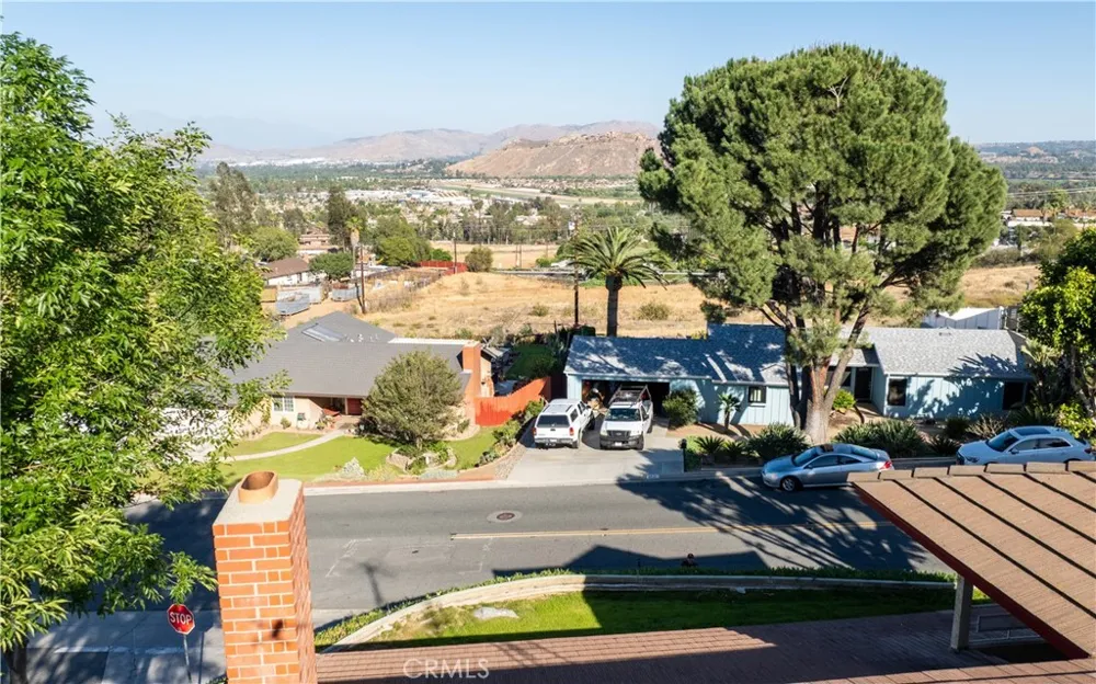 5425 Golden West Riverside, CA 92509