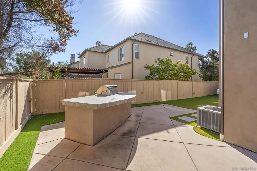 15639 Via Montecristo San Diego, CA 92127