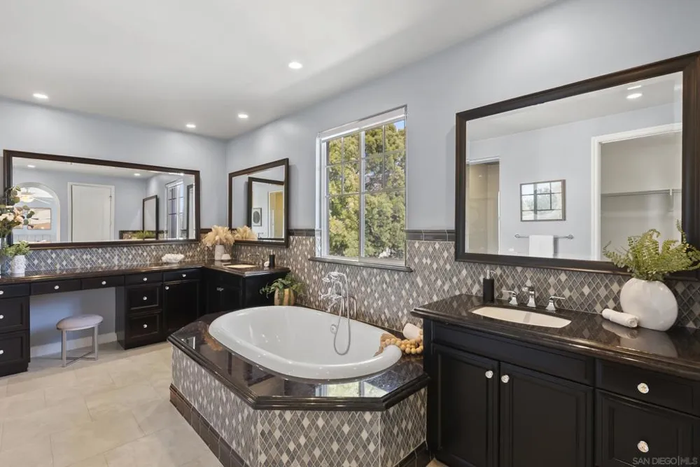 15639 Via Montecristo San Diego, CA 92127