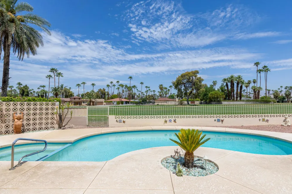 5282 E Lakeside Drive Palm Springs, CA 92264
