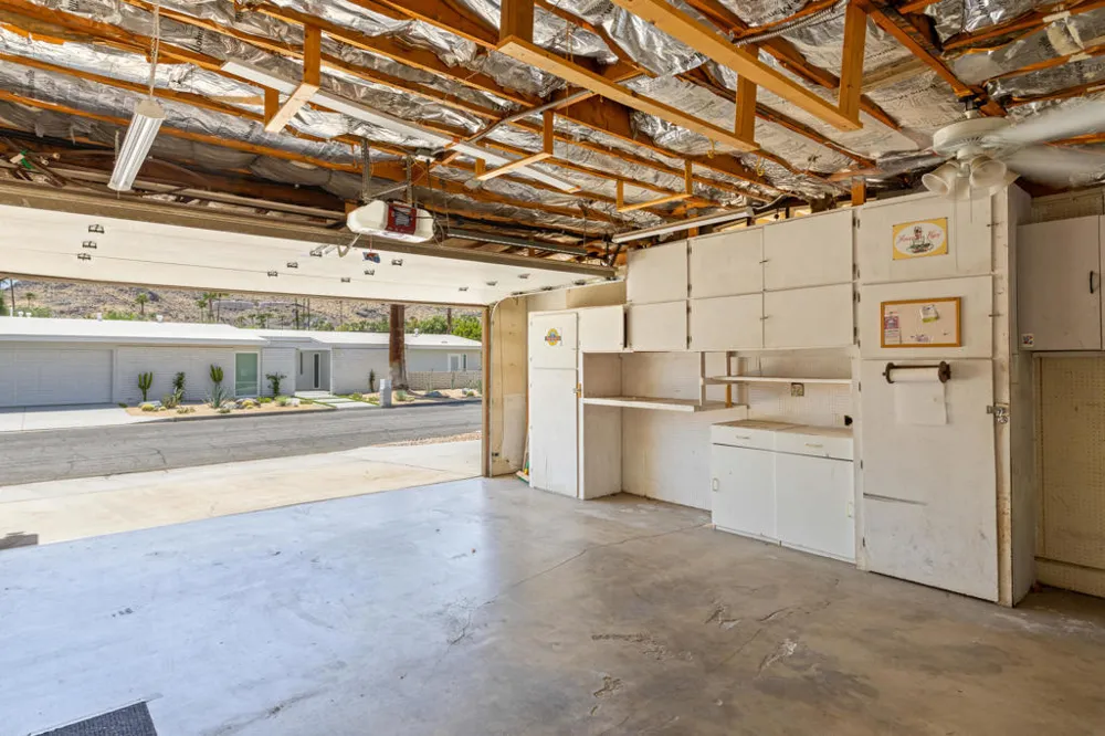 5282 E Lakeside Drive Palm Springs, CA 92264