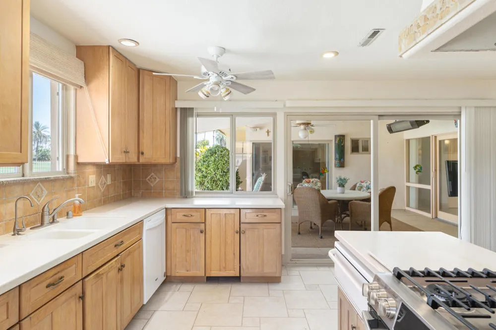 5282 E Lakeside Drive Palm Springs, CA 92264