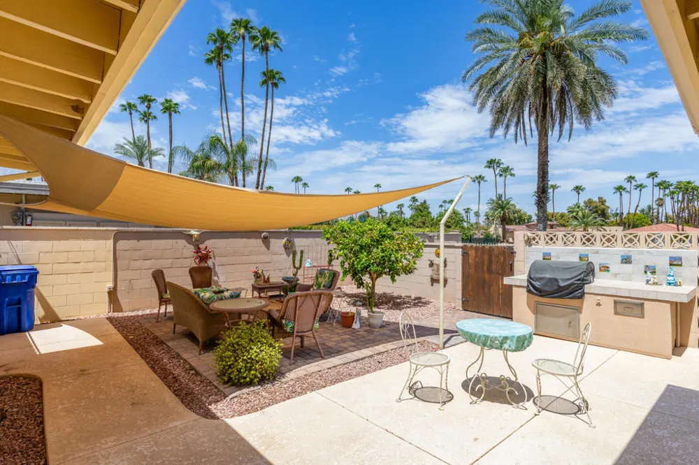 5282 E Lakeside Drive Palm Springs, CA 92264