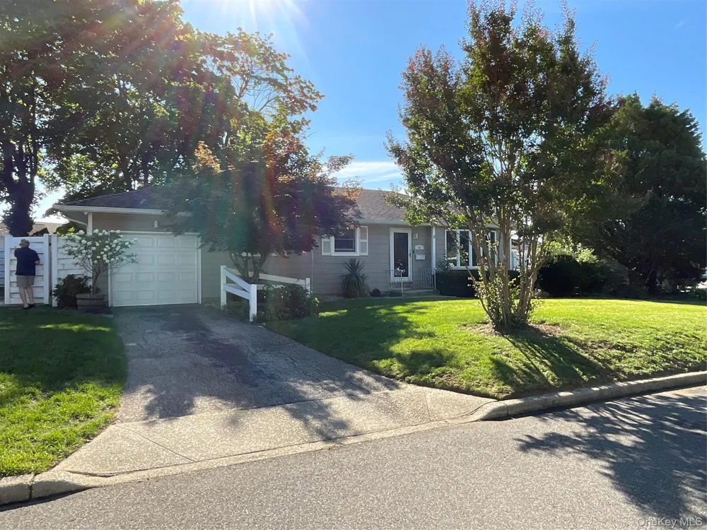 28 Pleasant Avenue Farmingdale, NY 11735