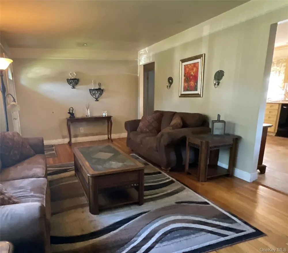 28 Pleasant Avenue Farmingdale, NY 11735
