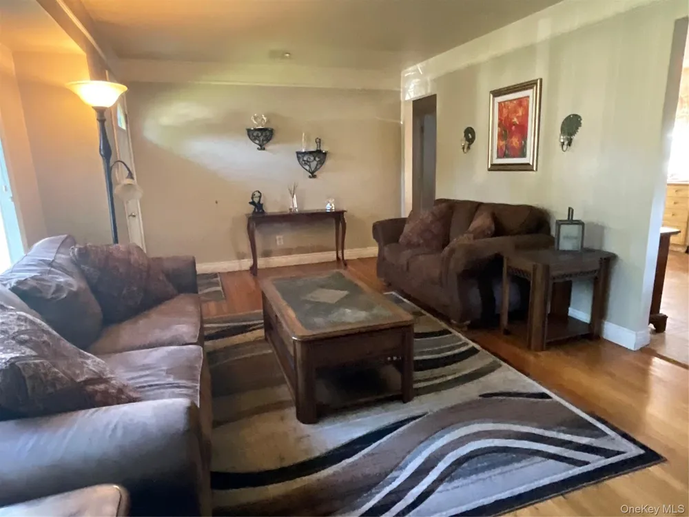 28 Pleasant Avenue Farmingdale, NY 11735