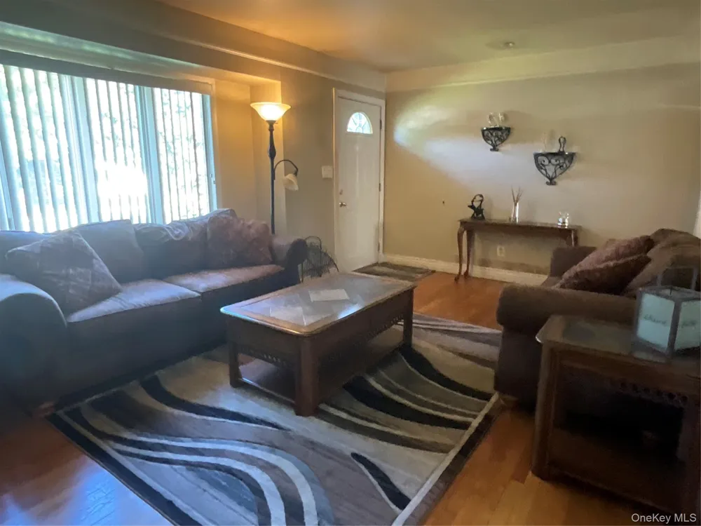 28 Pleasant Avenue Farmingdale, NY 11735
