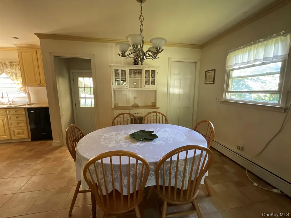 28 Pleasant Avenue Farmingdale, NY 11735