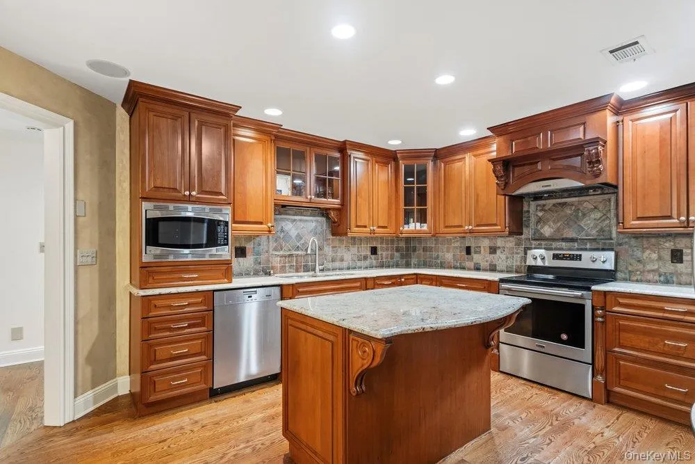 11 Maple Run Drive Jericho, NY 11753