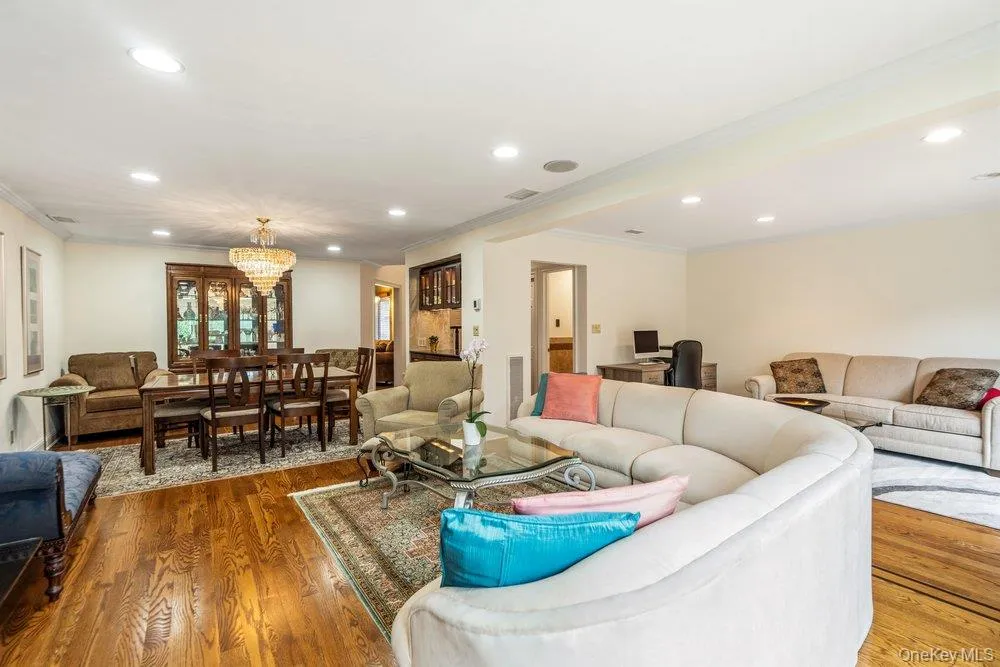 11 Maple Run Drive Jericho, NY 11753