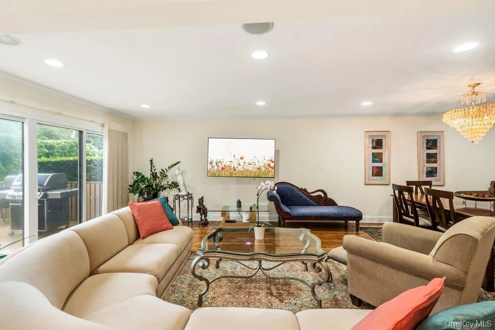 11 Maple Run Drive Jericho, NY 11753
