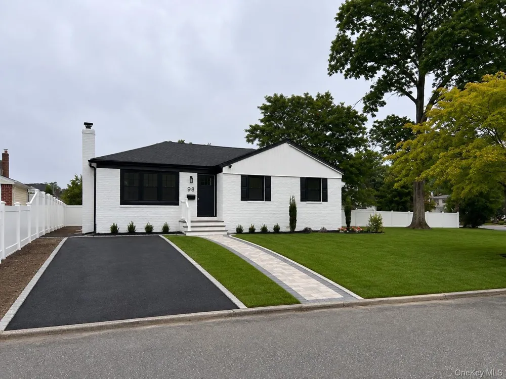 98 Beecher Road North Babylon, NY 11703