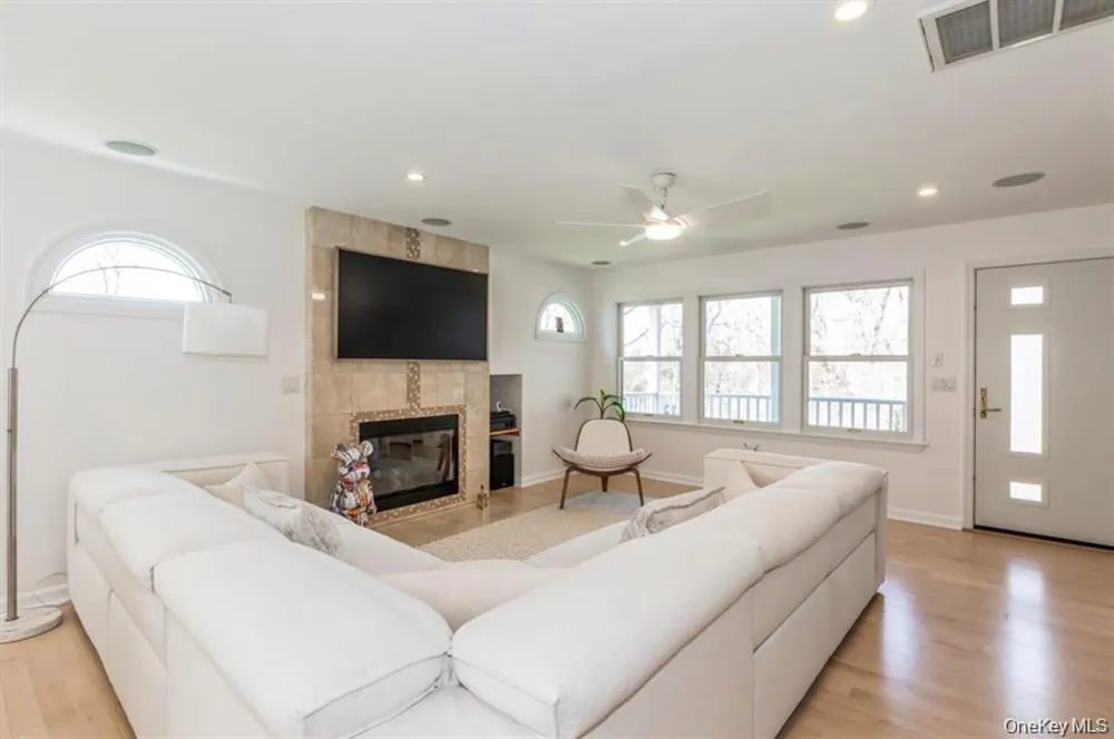 12 Midvale Avenue Port Jefferson Station, NY 11776