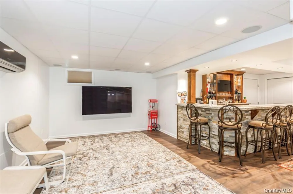12 Midvale Avenue Port Jefferson Station, NY 11776