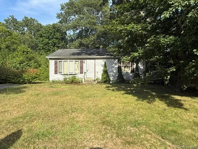 23 Lafayette Avenue Mastic, NY 11950