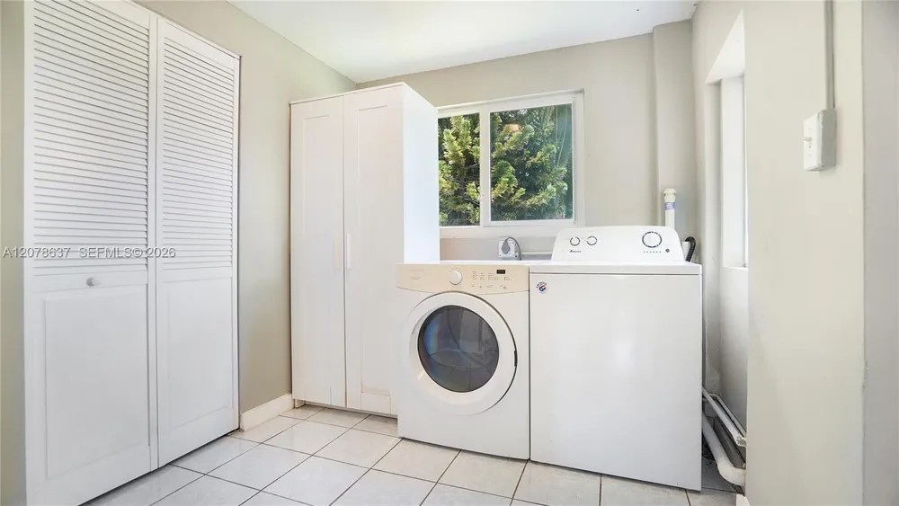 903 NE 2nd St Hallandale Beach, FL 33009