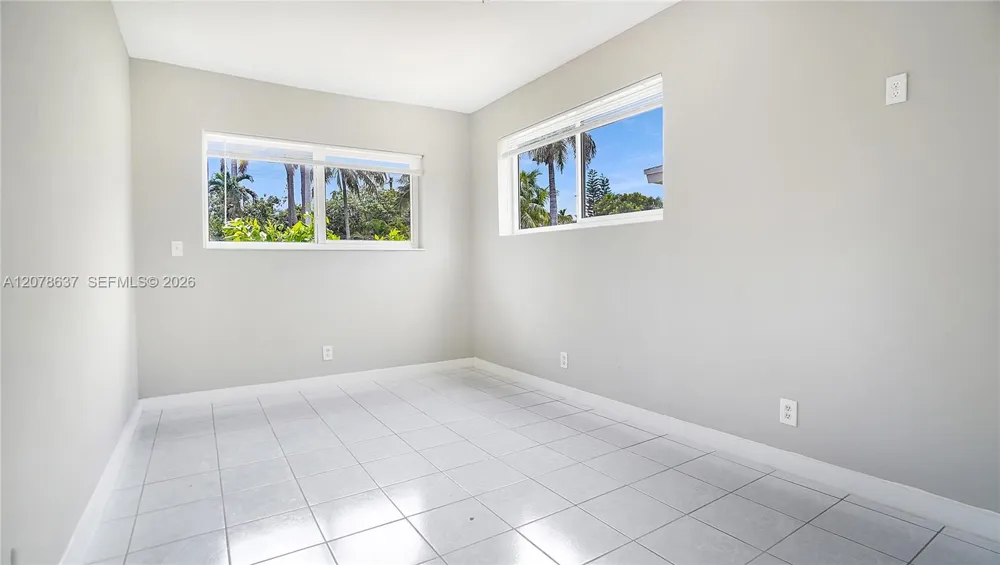 903 NE 2nd St Hallandale Beach, FL 33009