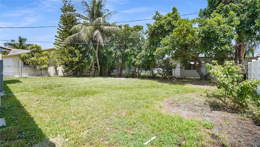 903 NE 2nd St Hallandale Beach, FL 33009