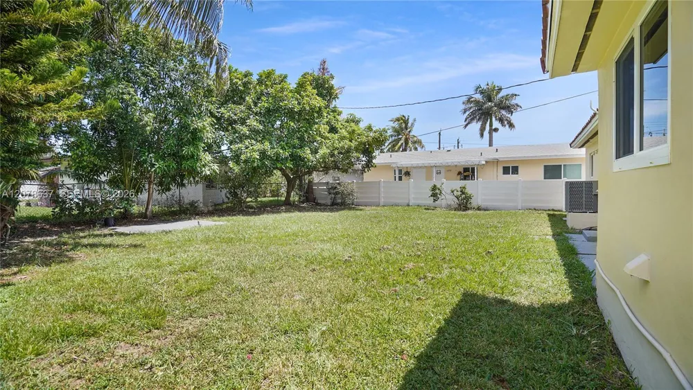 903 NE 2nd St Hallandale Beach, FL 33009
