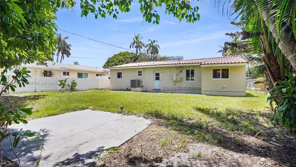 903 NE 2nd St Hallandale Beach, FL 33009
