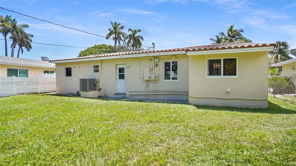 903 NE 2nd St Hallandale Beach, FL 33009